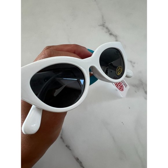 PETALS AND PEACOCKS  White Carey's Retro Sunglasses NEW - Picture 4 of 4